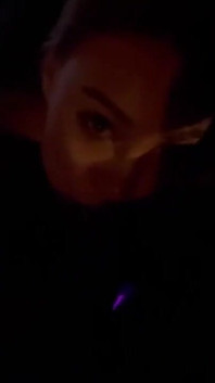 Monika Fox blowjob dalam kereta baru untuk seorang lelaki