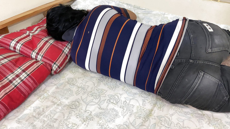 SAFI TV: Я зайшов до своєї кімнати і побачив, що лежить один на ліжку, я обійняв її і почав її трахати