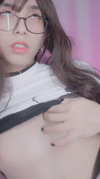 Asiatisk sissy i fisknät & underkläder cumshot