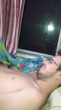 Mijn stiefmoeder ontdekt ons aan het neuken als mijn vriend me al melk gaf