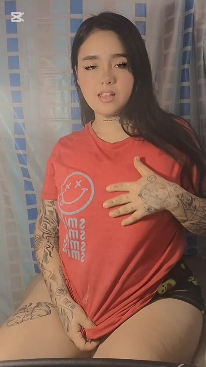 Dalyla: 내 새아빠가 나를 쳐다보고 쳐다본다