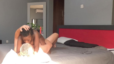 Black Swan: Styvfar äter sina styvdotter svart fitta medan hon suger hans kuk