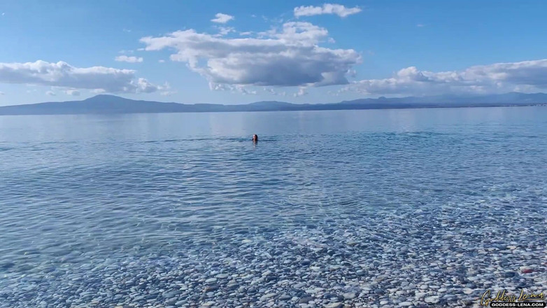 Goddess Lena: Hari biasa di pantai