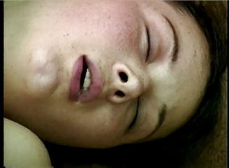 Lesbian Illusion: Sexy teenagerka s malými kozami šuká se svou lesbickou kamarádkou pomocí...