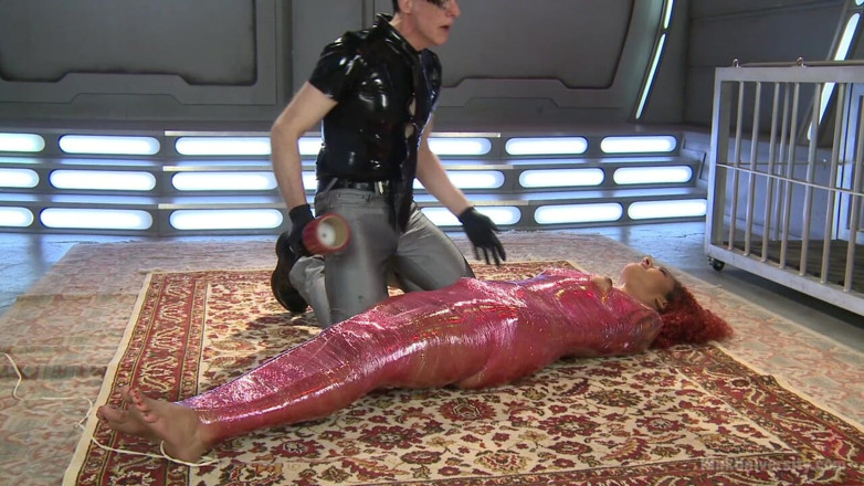 Kink University: Mumifikace bondage hra