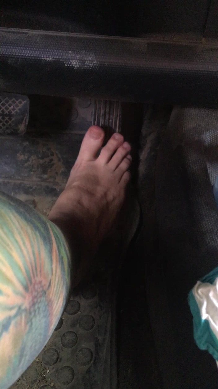 Risky Hairy Couple: Wciskam pedały gazu i hamulca w samochodzie