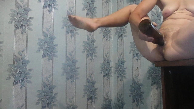 SexyAnka: Futând o curvă ejaculează de la dovlecei și futai cu sticlă