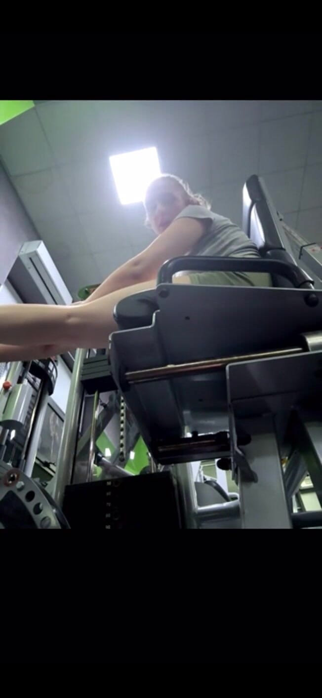 JuiceLussie: Extremes squirting im fitnessstudio