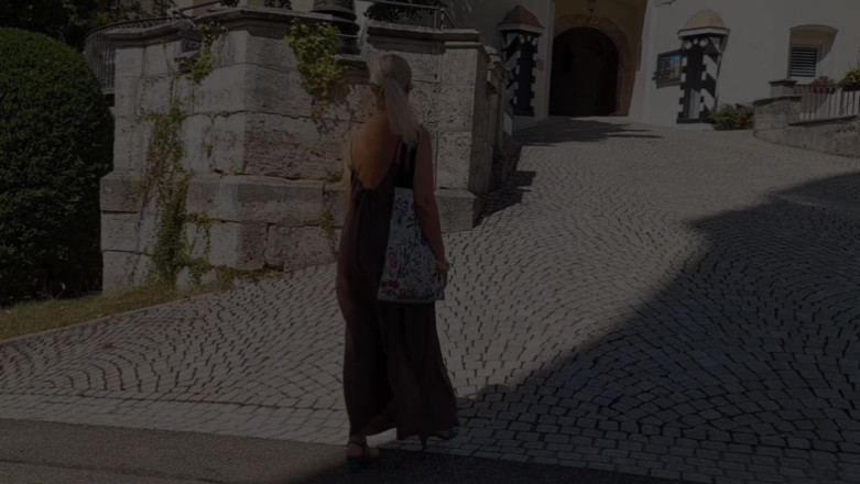 Selena701: 금발의 성숙한 아내 셀레나는 산책 후 섹스를 즐깁니다.