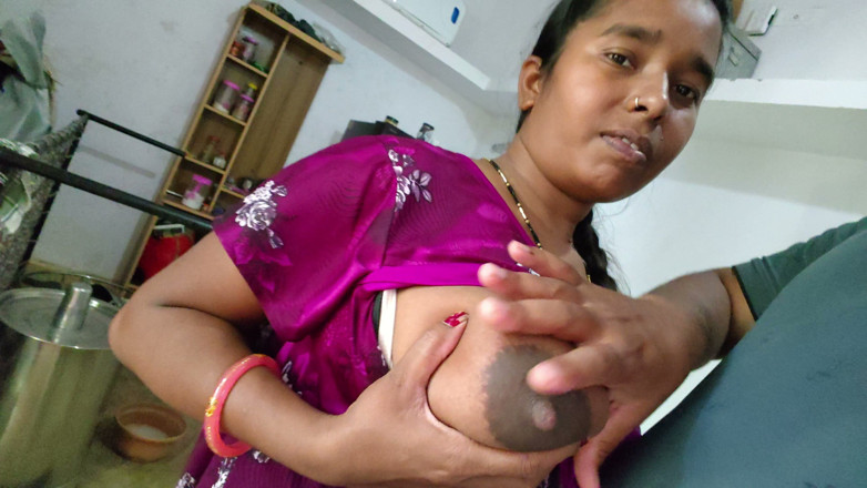 Premi pooja: インドの胸の動画 - パフリバー ディーレ ディーレ デヴァール アウル バービの胸しゃぶり - デハティ バービの胸を吸うヒンディー語