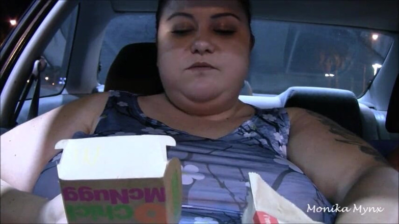 BBW Pleasures: Une SSBBW mange dans une voiture, POV