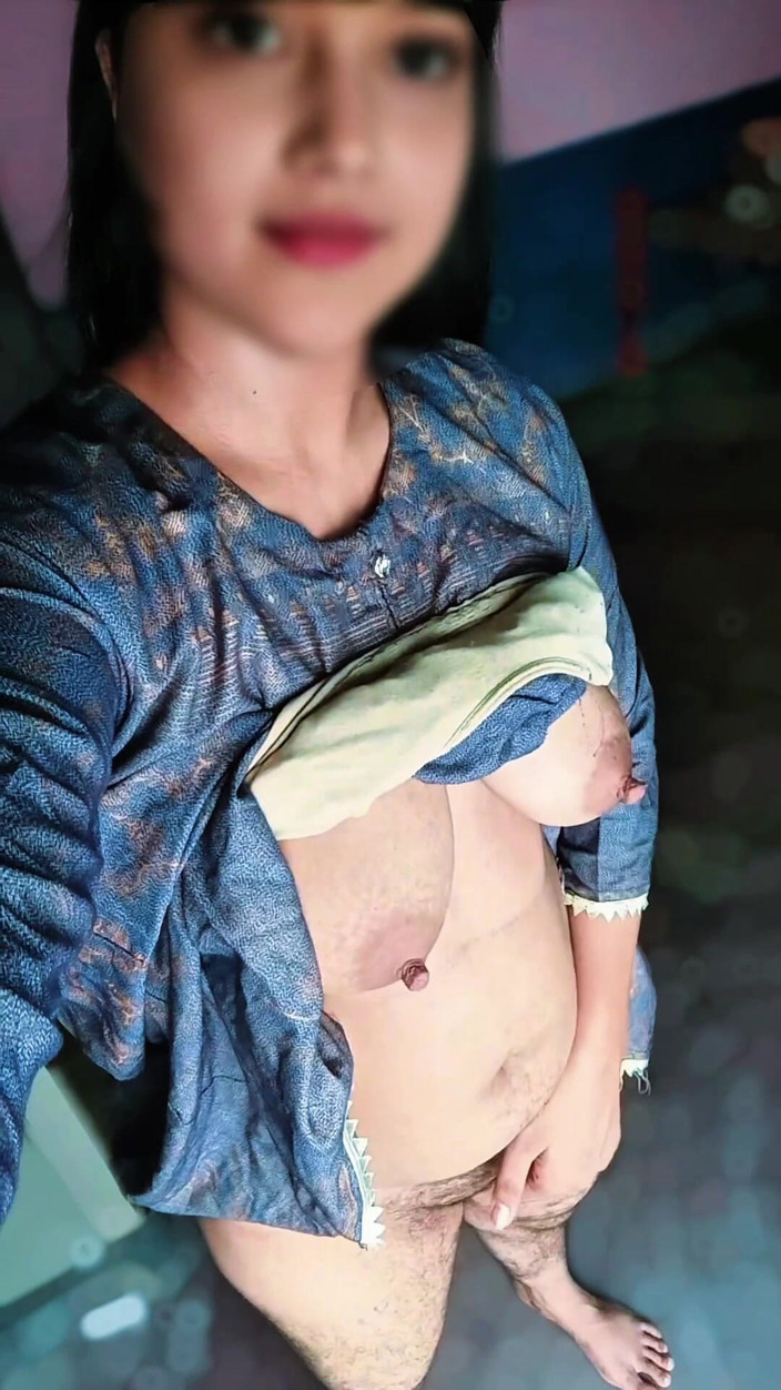 Lust Suman: Náctiletá dívka velmi nadržená prstění její těsné kundičky ukazující nahé...