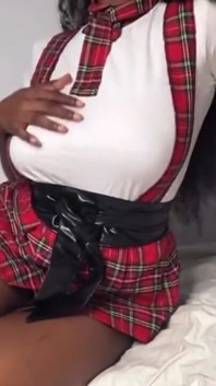 boodha lekin sona porn dekhne ke thik baad khud ko chod raha hai