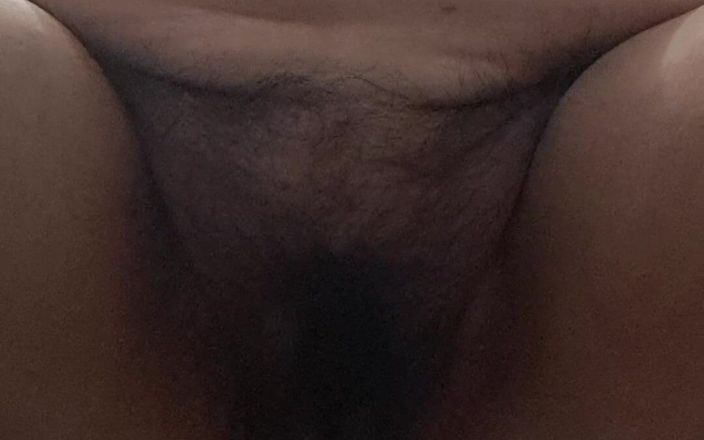 Mommy big hairy pussy: Vibratorul intră până în vaginul mamei sexy