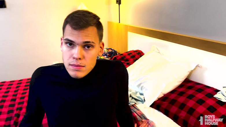 Boys half-way house: Trollo per il nuovo ragazzo