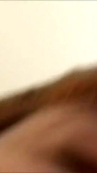 Brunette terangsang disetubuhi secara anal