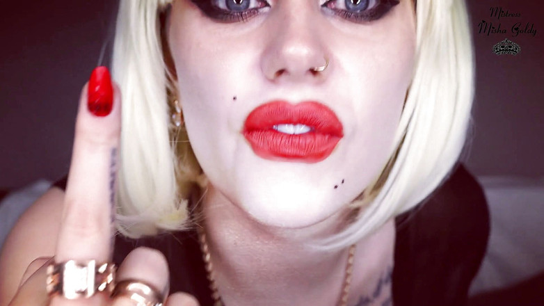 Goddess Misha Goldy: ¡Eres un retardo estúpido! Adora mis dedos centrales y signo...