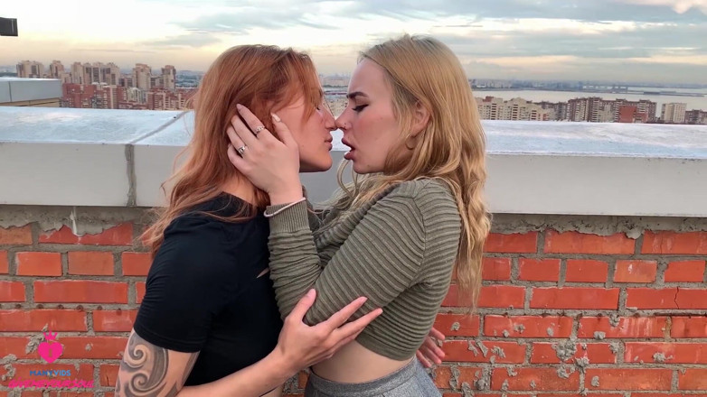 Marshswallow: Sexo lésbico público en el techo