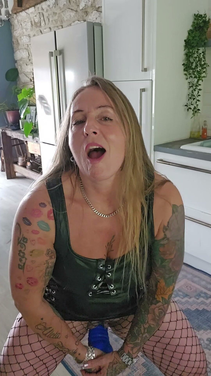 Kitty James: เงี่ยนเหมือนเย็ดในชุดพีวีซีตาข่ายสีดํา