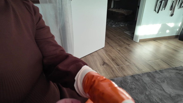 Elena917: Páska bondage, vrstvení punčocháčů, bičování - část 1