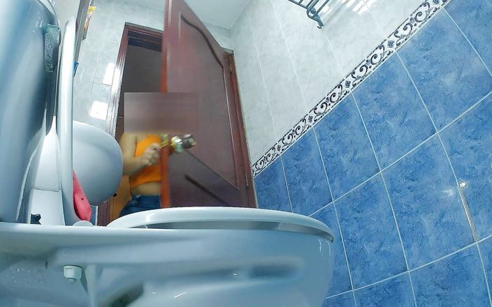 Katrina4deluxe: Il bagno della camera in ufficio registra la segretaria culona...