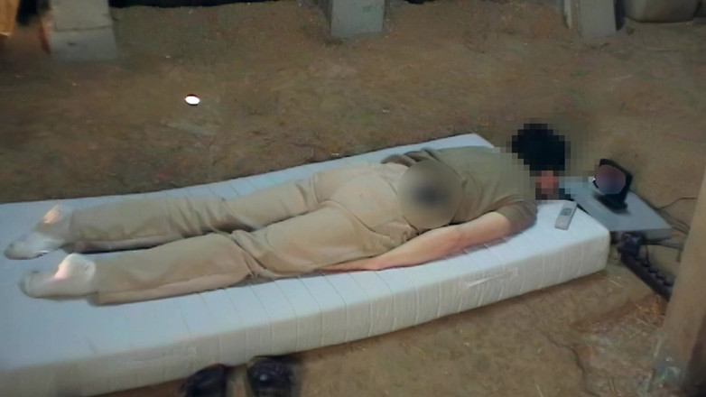 Mark Hannes: Scopando la pipì e masturbazione in doccia