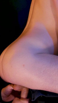 Guy 17 - sexy, tätowierte twunk mit einem großen schwanz und einem dicken arsch kehrt in mein studio zurück, um meinen Melkstuhl zu ausprobieren