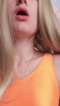 Branlette blonde et footjob, grosse bite en collants en nylon jusqu'à l'éjaculation - fétichisme du nylon