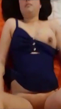 Sapık üvey oğul yatakta üvey annesinin amını sikmek için yarağını ve dildosunu kullanıyor