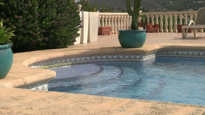 Popp Sylvie: Come on, Let’s Shoot a Porno by the Pool.