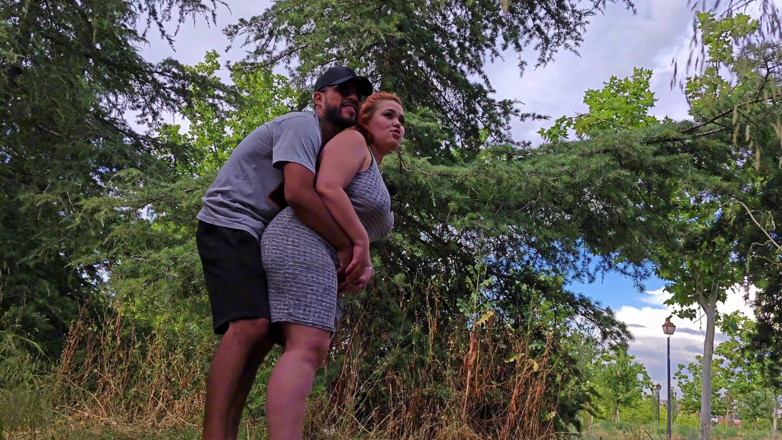 Latincurvyredhead: Cazzo nel parco con la mia vicina