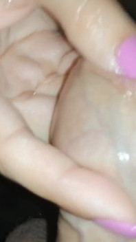 Mejor paja hecha por manos suaves con una hermosa manicura