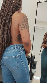 Gros cul, jean moulant noir, problèmes d’adoration du cul d’ébène