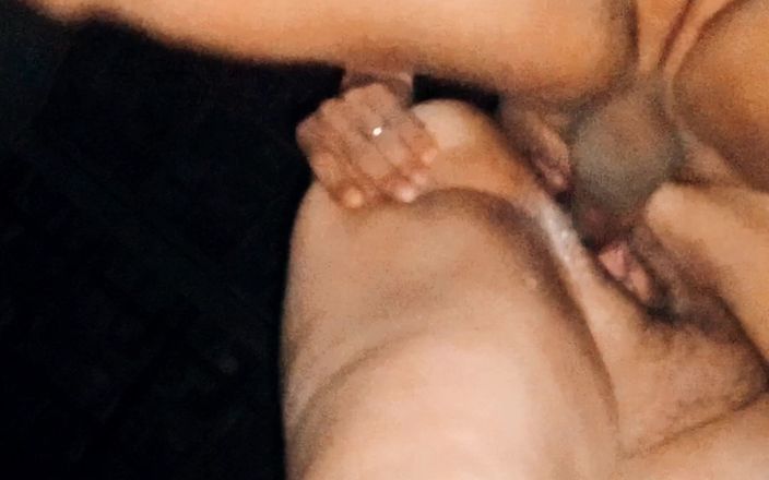Lily & Theo: Verheiratete frau wird auf der party zur persönlichen hure des...