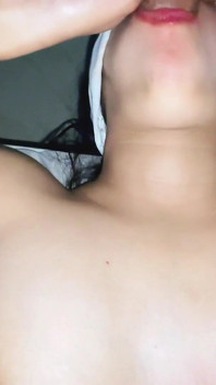Nedbalý deep throat od sexy holky a šťastný konec polykání mrdky