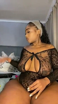 Kurvige schwarze bBW neckt