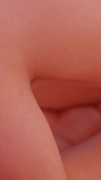 Seksi ve zayıf evli kadın kocasıyla sert seksin tadını çıkarıyor