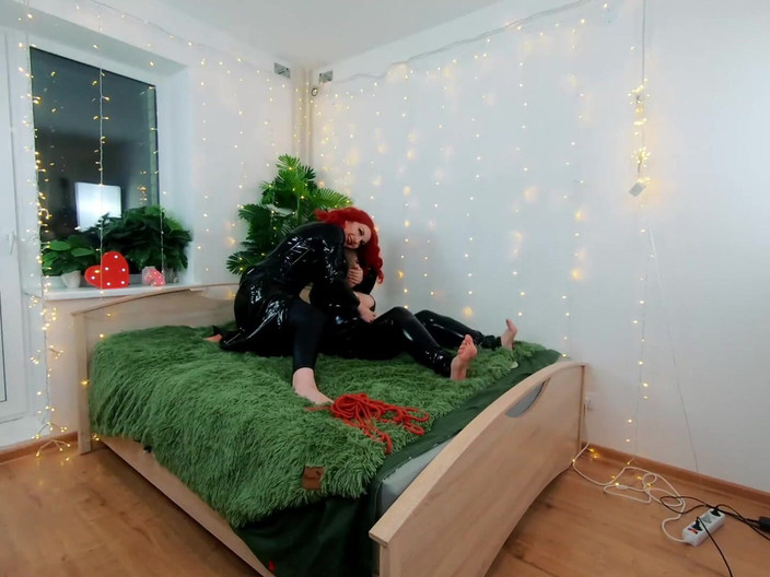 Arya Grander: Vidéo dans les coulisses du plaisir lesbien fétiche. Vêtements en...