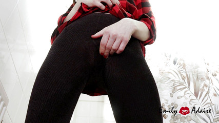 Emily Adaire: Sledujte mě, jak pro tebe chčiju do punčocháčů a mluvím...