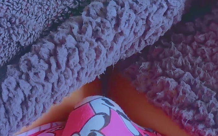 Little Dessert: Minúscula latina universitária primeira experiência de vibrador