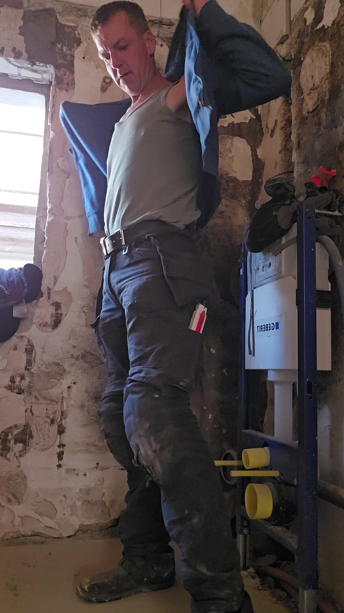 Chris_snoopy_91: Un bisexual permanent o ia cu o și se masturbează în timp...