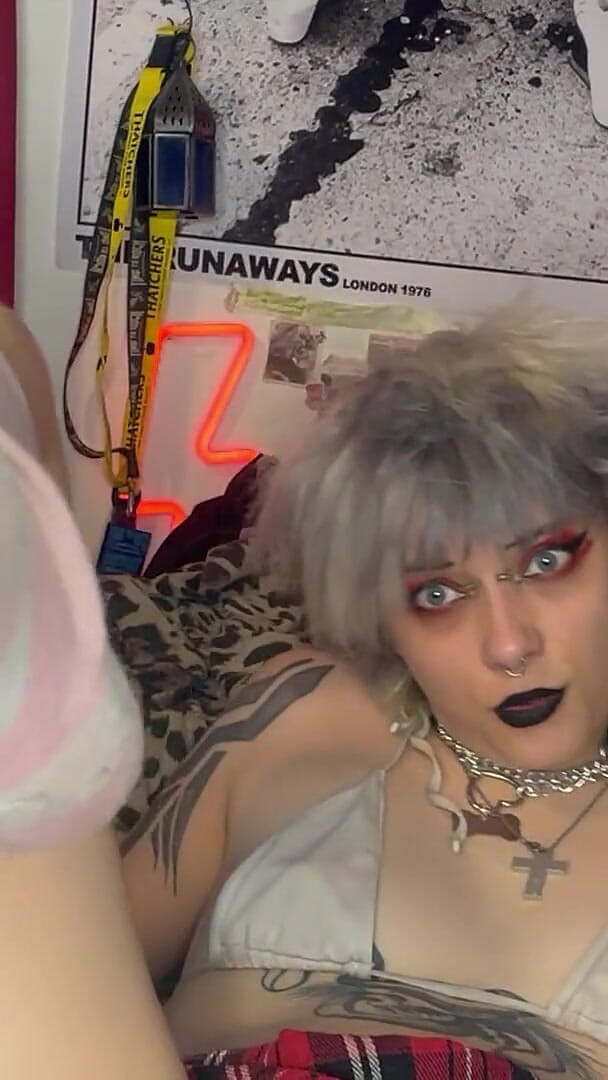 Glitterqueen1999: Dominação dos pés, botas góticas e solas as cheiram