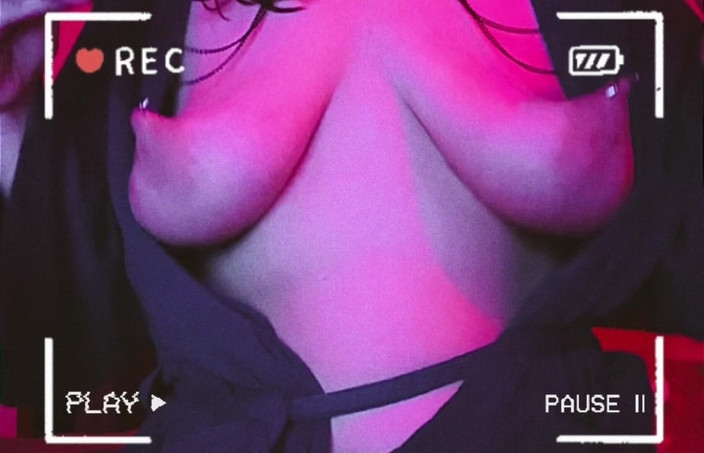 Mrs_KittyCat: सेक्सी milf(चोदने लायक मम्मी) छिदे हुए स्तनों के साथ खेलती है