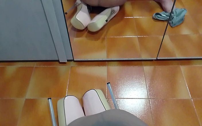 LauraOnHeels: Милфа в колготках, высоких каблуках, идеальных сиськах и большой заднице делает минет со спермой в рот