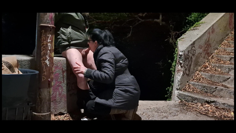 Toilet Mommy: Amatör açık havada oral seks