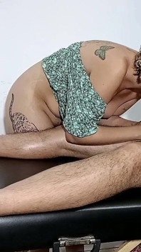 Dia berjaya menanggalkan pakaian tukang urut dan meyakinkannya untuk memberikannya blowjob dan duduk di atasnya.