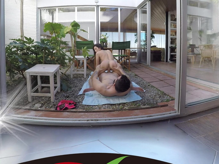 Thagson VR 360: Stoute vriendinnen passen roze lingerie