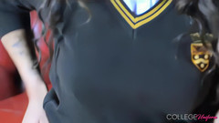 College Uniform: Golden brown con Becky Holt