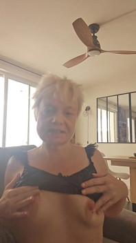 Twarde solo puszczalskiej milf: podwójna penetracja i intensywny orgazm