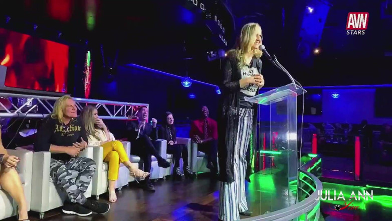 Julia Ann: รอบชิงชนะเลิศ Avn Roast ของกู!